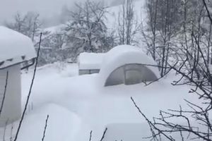 (VIDEO) SNEG IZAZVAO HAOS U AUSTRIJI: Dva mesta odsečena od ostatka zemlje, proglašen najviši stepen opasnosti od lavine