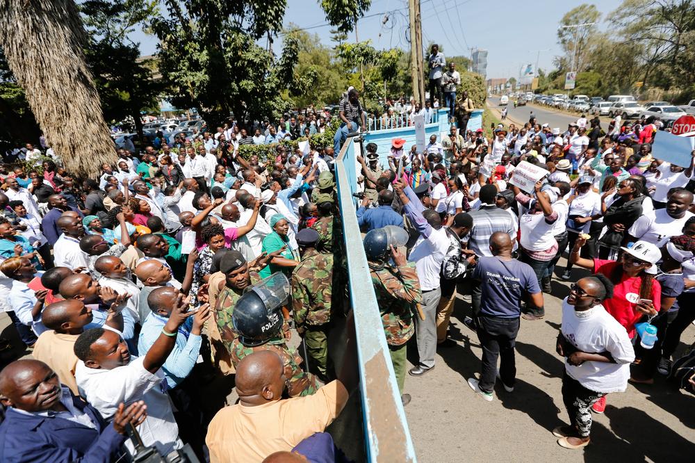 (FOTO) PROTEST U KENIJI: Građani optužuju najveću bolnicu za silovanja pacijenata!