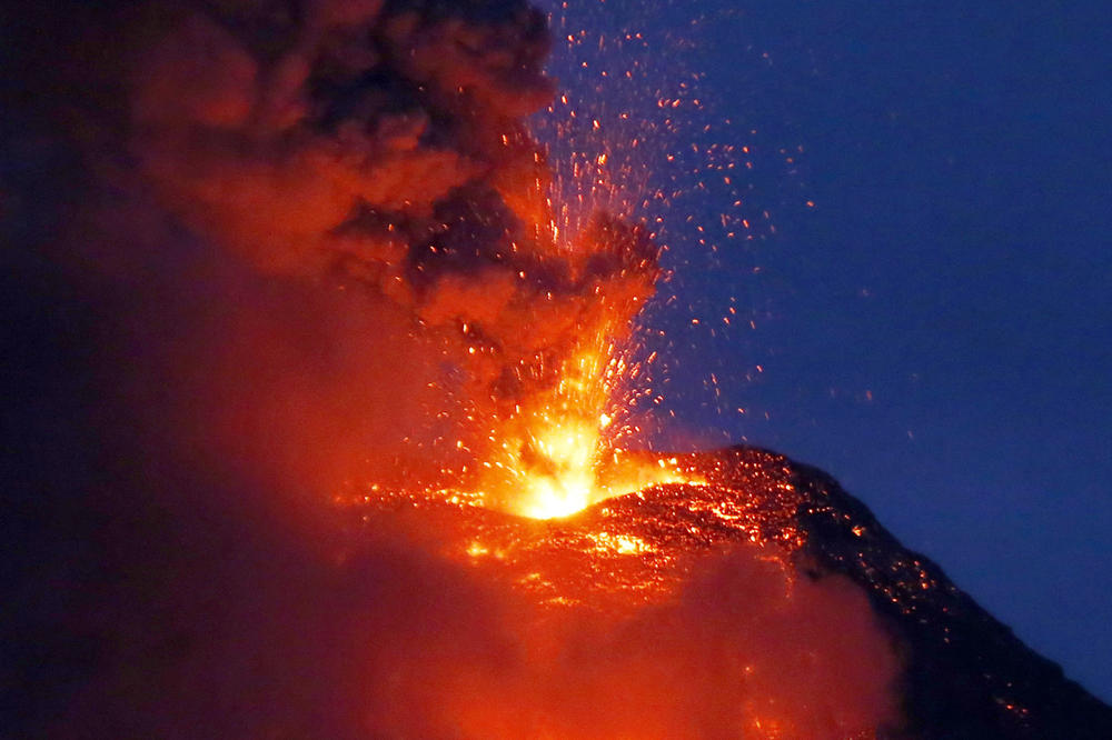 ŠOKANTNO OTKRIĆE, NAUČNICI ZANEMELI: Sa najaktivnijim vulkanom u Evropi dešava se nešto čudno!