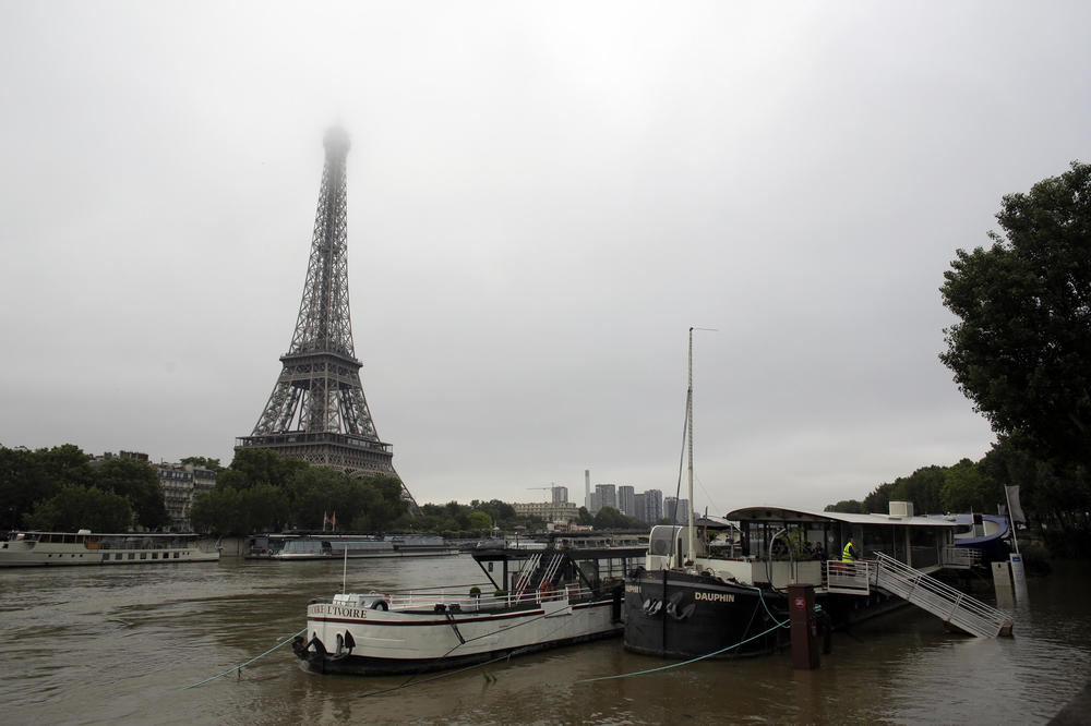 NARANDŽASTI ALARM U FRANCUSKOJ: Nivo vode u rekama opasno raste, saobraćaj već poremećen