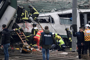 (FOTO, VIDEO UŽIVO) STRAVIČNA NESREĆA KOD MILANA: Voz iskočio iz šina, troje mrtvih, 110 povređenih! Putnici vrište zaglavljeni u olupinama!