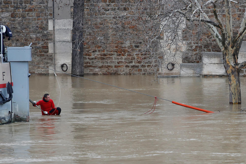 (FOTO, VIDEO) FRANCUSKOJ PRETI POTOP: Reke nabujale, kiše ne prestaju!