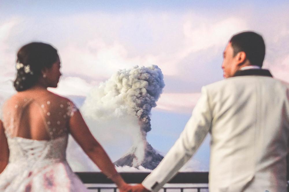 (FOTO) HIT! ONI SU NAJHRABRIJI MLADENCI NA SVETU: Vulkan koji bljuje lavu nije mogao da spreči spektakularno venčanje!
