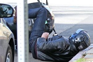 (FOTO) ZA DLAKU IZBEGAO SMRT: Poznati glumac pao sa motora i udario glavom o ivičnjak!