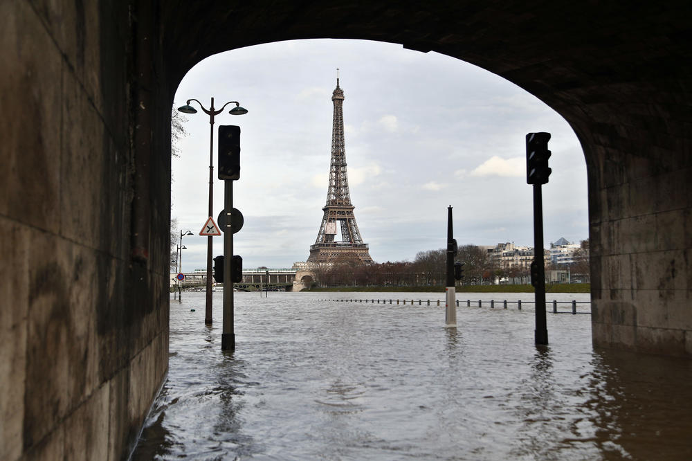 (VIDEO) PARIZ SE BORI SA POPLAVAMA: Zatvoreni tuneli i parkovi, Sena stigla i do Luvra