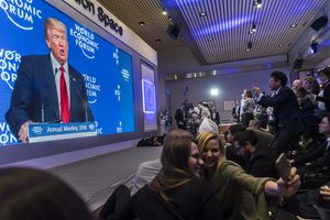 (FOTO, VIDEO) PRETILI MU BOJKOTOM, A SALA BILA DUPKE PUNA: Trampa u Davosu slušale stotine ljudi, a svi su zapazili jedno pitanje iz prošlosti