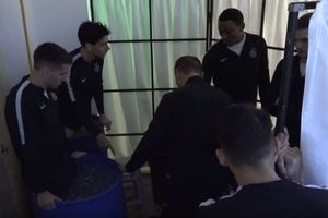 (VIDEO) SMRZLI SE: Evo kako fudbaleri Partizana podnose kupanje u ledu posle treninga