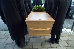 NEZAPAMĆEN SKANDAL NA GROBLJU: Na sahrani izvređala sve redom i vikala na jetrvu KU*VO, UZELA SI MI MUŽA!