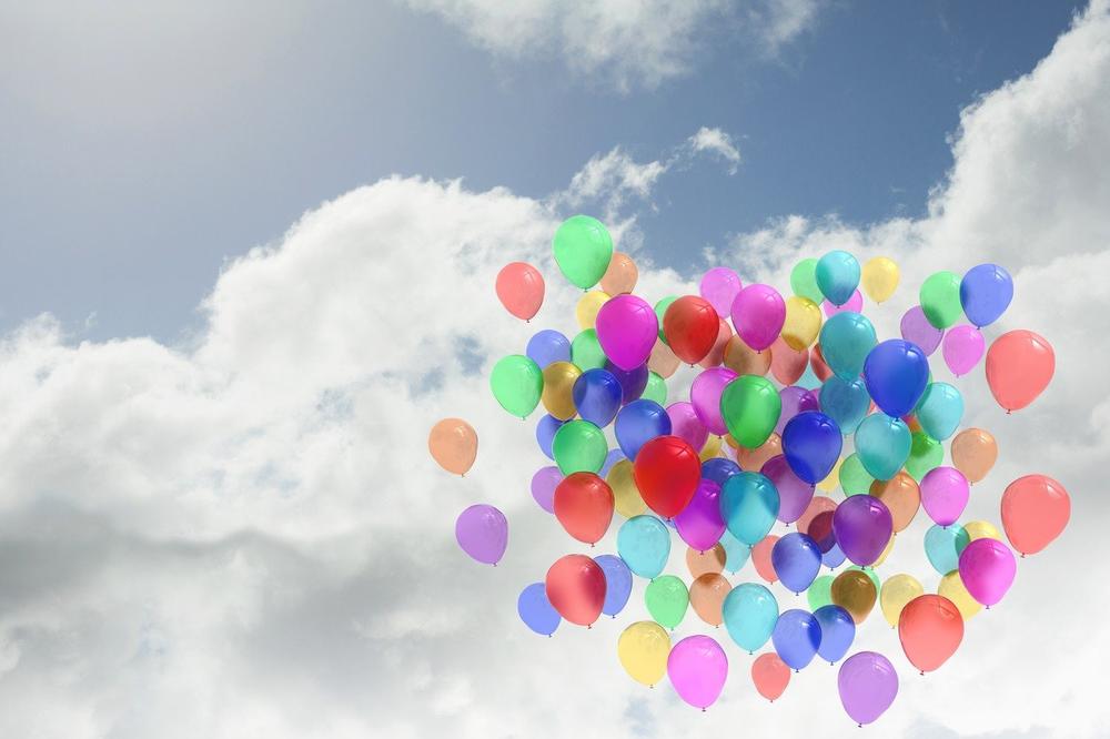 PILOT JE UZVIKNUO U POSLEDNJI ČAS: Baloni umalo izazvali tragediju u Londonu!
