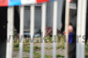 (UZNEMIRUJUĆI FOTO) REPORTERI KURIRA NA ZVEZDARI, HOROR U DVORIŠTU: Telo sredovečnog muškarca pronađeno ispred zgrade