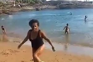 (VIDEO) OVO JE NOVI PLANETARNI HIT: Baka na plaži čini čuda s loptom! Ovo ne mogu ni Mesi ni Ronaldo