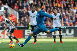 (VIDEO) KRALJEVI SE U DERBIJU ISKUPILI ZA BLAMAŽU: Ronaldo pogađao iz penala za trijumf Reala u Valensiji