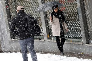 PROBUDILA NAS KIŠA, PA KRENULO DA OZBILJNO VEJE: Toplo se obucite, širom Srbije danas veoma hladno sa snegom