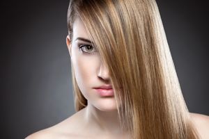 ZABORAVITE NA PRESU: Evo kako da ispravite kosu na potpuno PRIRODAN način! Efekat će vas ZAPANJITI!