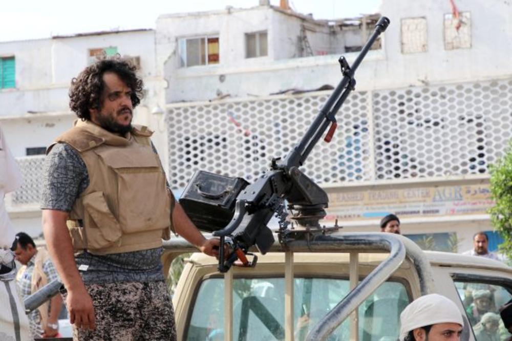 (FOTO, VIDEO) HAOS U JEMENU: Naoružani ljudi upali u kancelariju predsednika, vlasti za puč optužuju Emirate