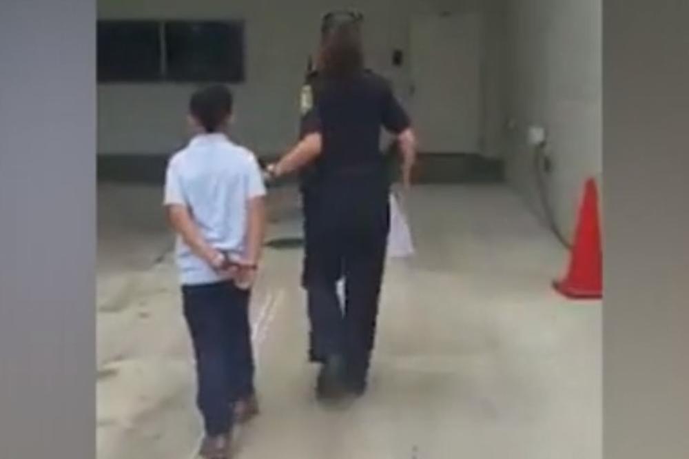 (VIDEO) MALO SU PRETERALI: Snimak sedmogodišnjaka sa lisicama na rukama razbesneo SAD