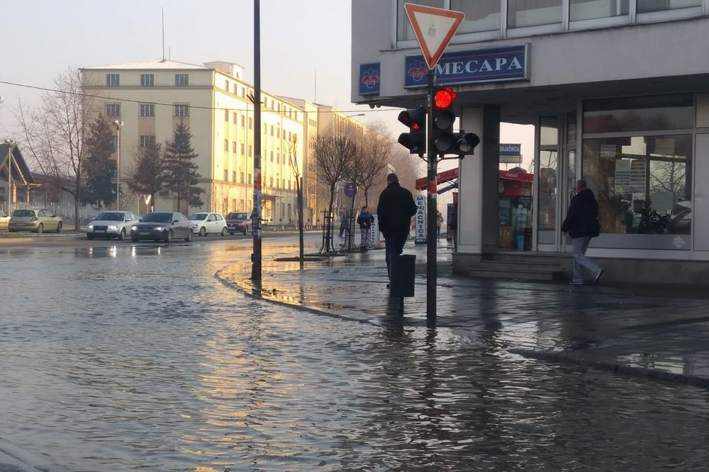 (FOTO) JEZERO NASRED LESKOVCA: Pukla cev, poplava u centru grada