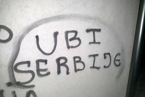 (FOTO) PRETEĆE PORUKE NA ZIDU OSNOVNE ŠKOLE NA KIM: Osvanuli grafiti sa natpisima UČK i Ubij Srbiju!