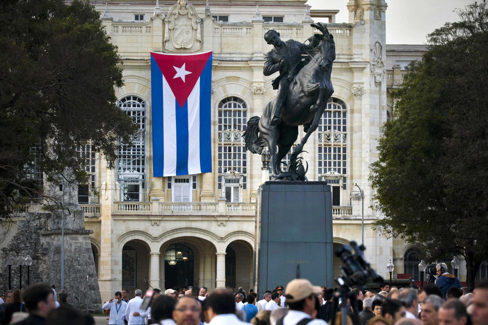 AMERIKANCI SE OTVORILI: Na Kubi otkrivena statua, platile SAD