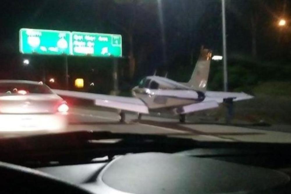 (VIDEO) ČUDO JEDNO ŠTA JE OVAJ PILOT IZVEO: Avion prinudno sleteo na auto-put!