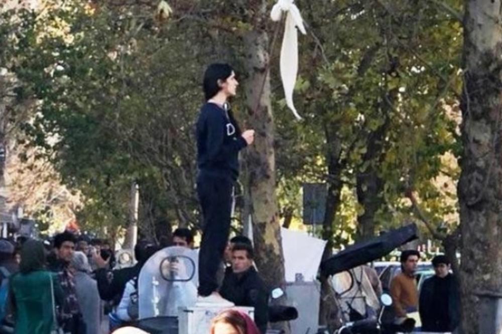 SIMBOL PROTESTA U IRANU: Devojka koja je skinula hidžab puštena iz zatvora