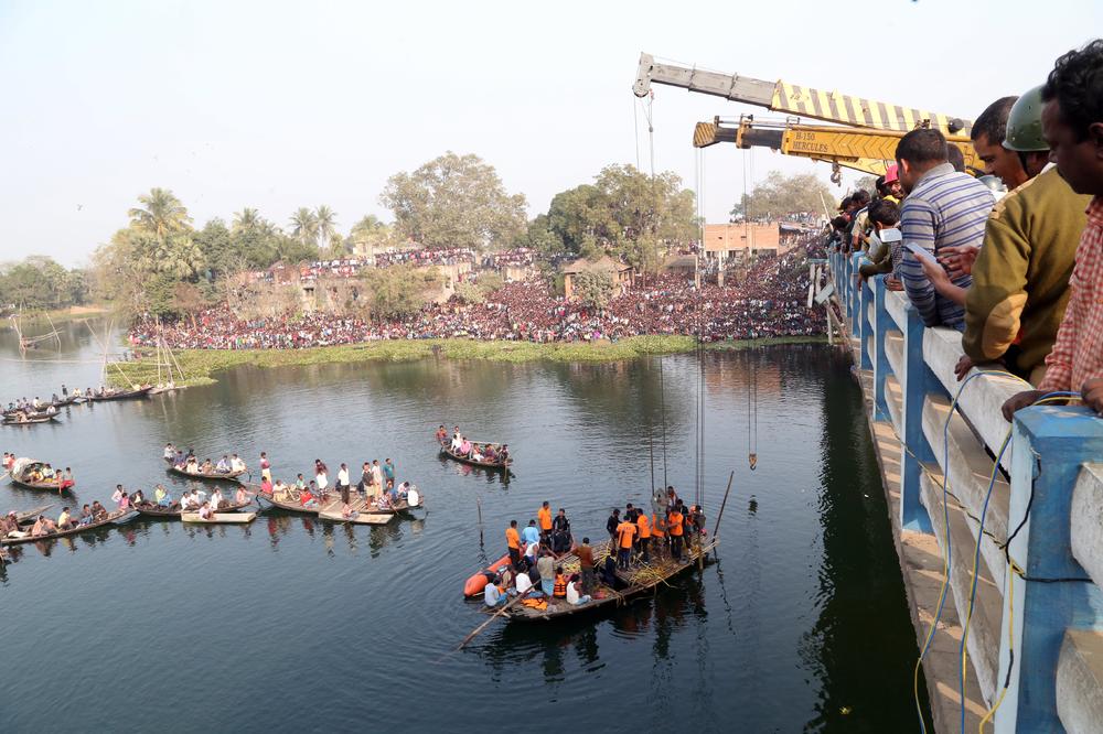 (FOTO) TRAGEDIJA U INDIJI: Autobus upao u reku, poginulo najmanje 36 putnika