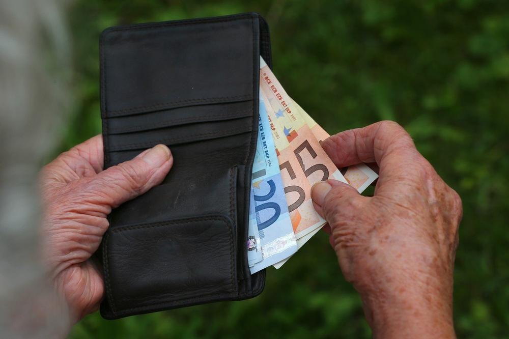 POŠTENI NALAZAČ U ULCINJU: Vratio novčanik sa 7.750 evra, vlasnik ga častio sa 20!