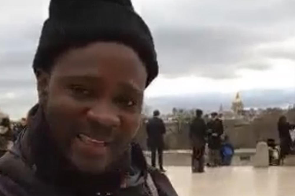(VIDEO) AJDEEE, IZ SERBIJAAA! Simpatični Afrikanac uvaljuje Srbima figurice ispod Ajfelovog tornja!