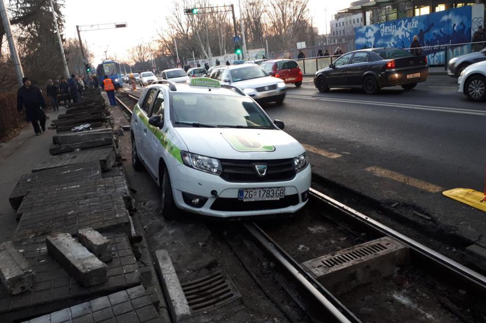 STALO POLA ZAGREBA: Taksi upao u tramvajske šine i napravio haos u saobraćaju