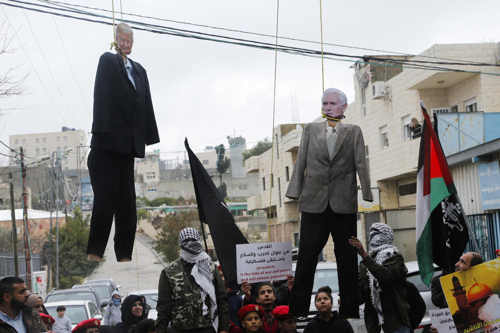 SKANDAL U VITLEJEMU: Palestinski demonstranti napali zvaničnike SAD