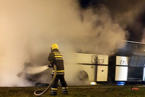 INCIDENT NA AUTO-PUTU KOD PUMPE ZMAJ: Zapalio se autobus, vatogasci gase požar