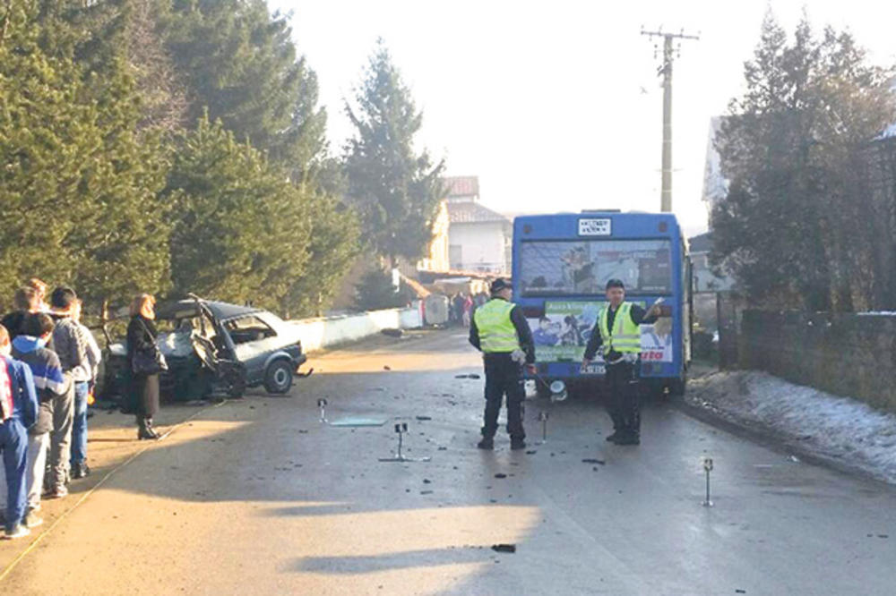 MLADIĆ POGINUO U STRAŠNOJ NESREĆI, ĐACI IZBEGLI SMRT: Autom se zakucao u autobus, pa u školu!