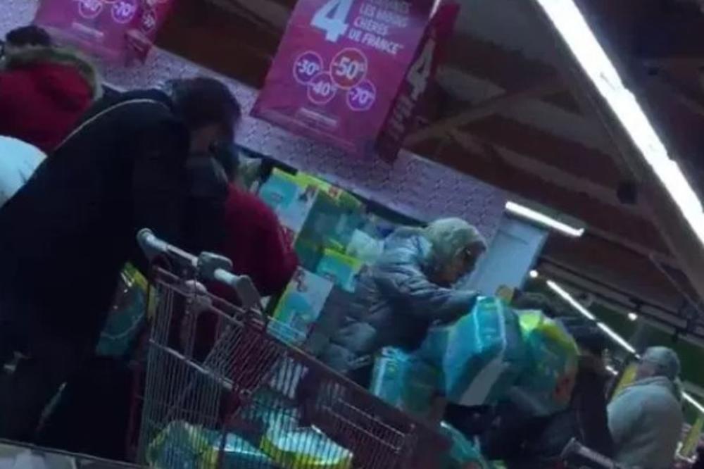 (VIDEO) TUČA ZBOG PELENA: Kad su sniženja, Francuzi zaboravljaju na bonton, rade samo pesnice!