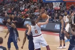 (VIDEO) JEZIVO! NBA zvezda polomila ruku! Čeka ga duga pauza