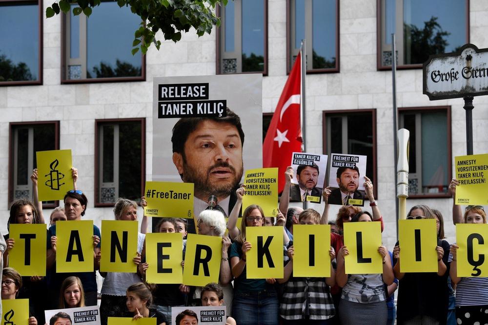 UHAPŠEN PREDSEDNIK AMNESTI INTERNEŠENALA U TURSKOJ: Sud ga oslobodio, posle nekoliko sati opet priveden!