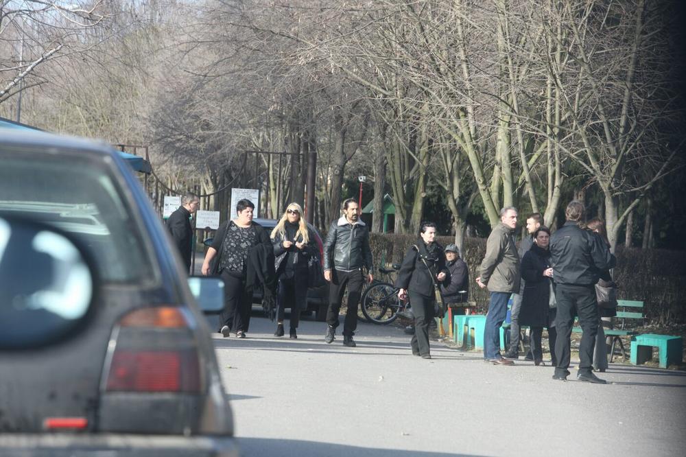 (FOTO) MUŽ VERICE RAKOČEVIĆ NEUTEŠAN: Veljko plakao sve vreme dok je sahranjivao oca