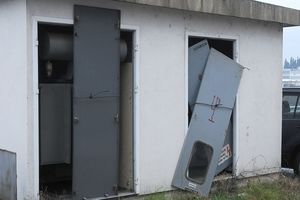 (FOTO) NE PLAŠI IH VISOKI NAPON: Lopovi odneli vrata sa trafo-stanice u Podgorici