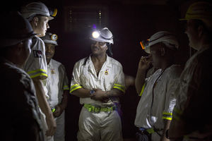 (FOTO) PROVELI 24 SATA ZAROBLJENI POD ZEMLJOM: Svih 955 rudara spaseno u Južnoafričkoj Republici