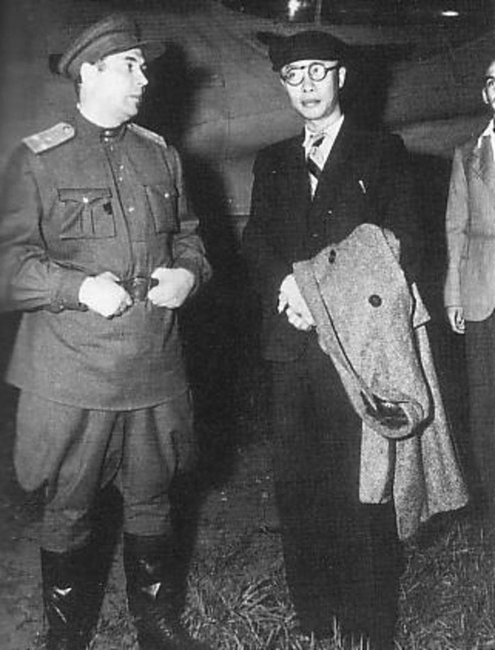 Pu Ji sa sovjetskim oficirom