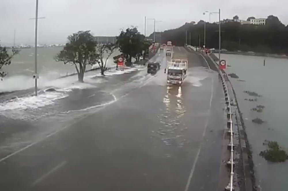(VIDEO) OLUJA ZAROBILA NA STOTINE NA NOVOM ZELANDU: Popadali mostovi, puteve odnela klizišta!