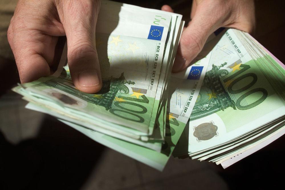SVAKOM ČETVRTOM AUSTRIJANCU PRAZNA SLAMARICA: Na kraju meseca na računu nema para, ni evro ne ostaje za štek!
