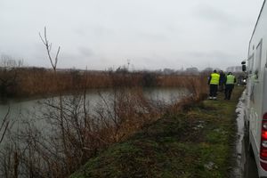 LOKALNI BERMUDSKI TROUGAO: Kanal koji se nalazi na putu između Borče i Crvenke je CRNA TAČKA Beograda! Ovde voda GUTA AUTOMOBILE