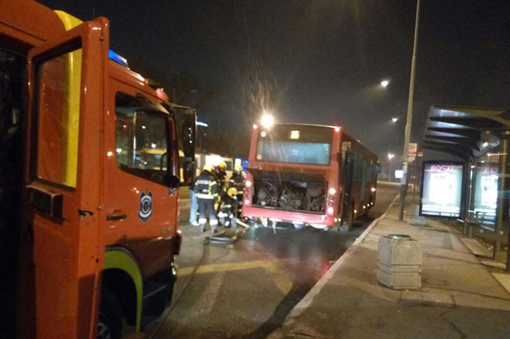 PANIKA NA LINIJI 25: Autobus se zapalio na Karaburmi, putnici evakuisani iz vozila!
