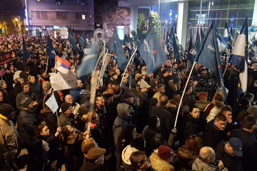 (VIDEO, FOTO) PROTEST ISPRED RTS: Opozicija se okupila u Takovskoj