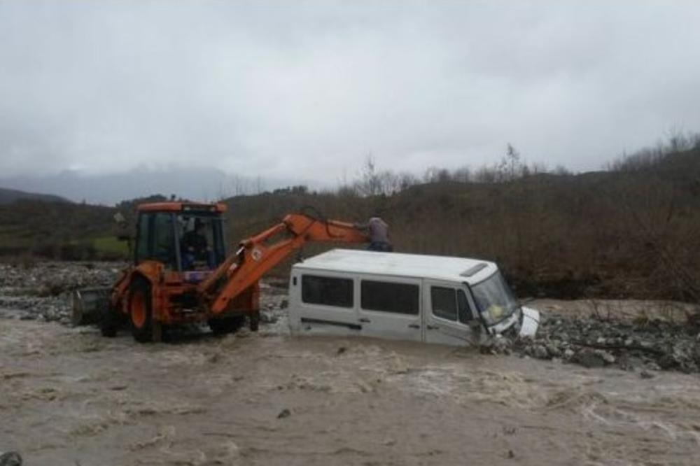POPLAVE U ALBANIJI: Jedna osoba poginula, vojska evakuiše ugrožene!