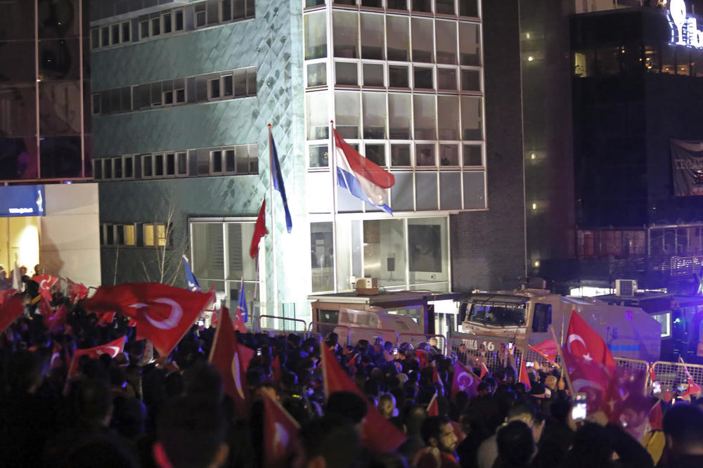 ANKARA POSLE POVLAČENJA HOLANDSKOG AMBASADORA:  Diplomatske veze između Turske i Holandije nisu prekinute!