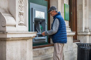 NAJNIŽA PLATA U BOJNIKU: Prosečna zarada u Jablaničkom okrugu u novembru iznosila je 55.828 dinara