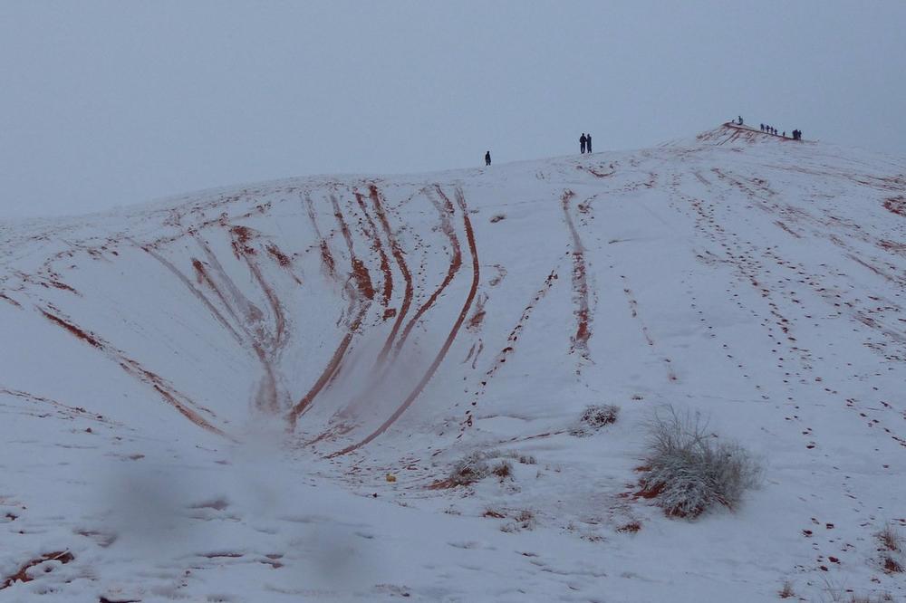 (FOTO) ZABELELA SE PUSTINJA: Sneg po drugi put ove godine prekrio Saharu