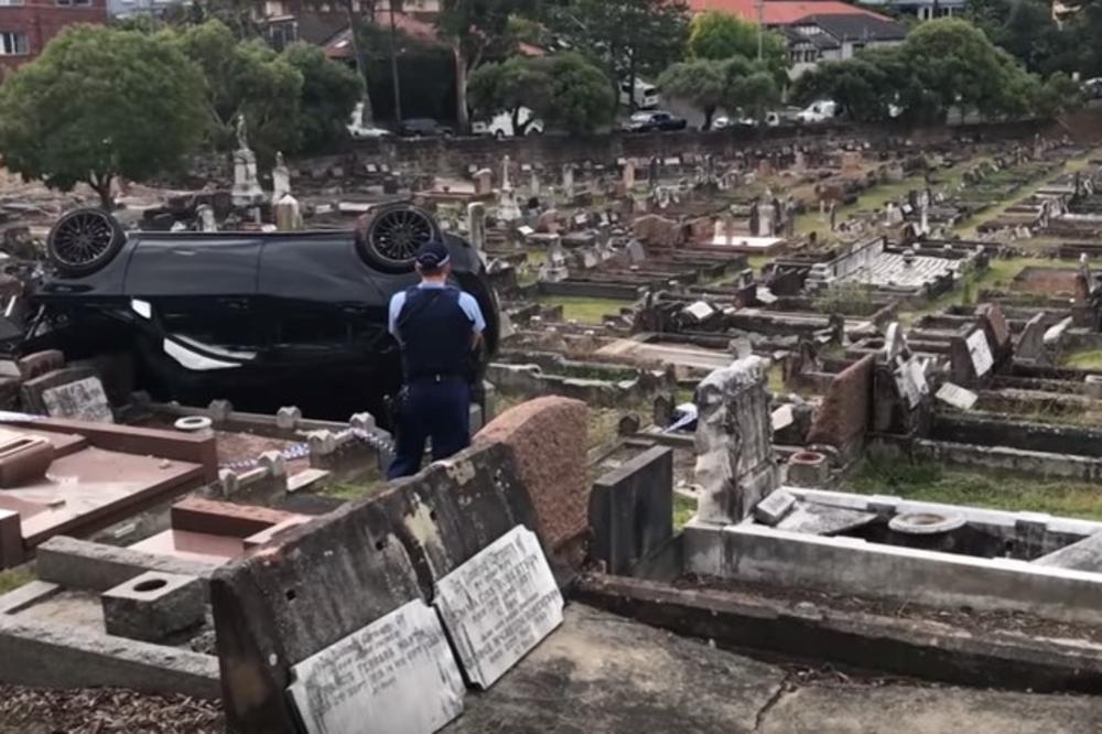 (VIDEO) NEVEROVATNA NESREĆA: Pijani vozač jurio grobljem, pa uništio 15 grobova starih 100 godina