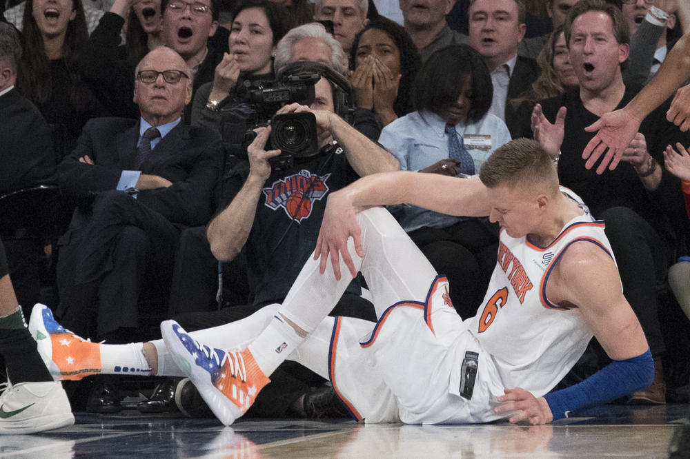 (VIDEO) SAIGRAČI GA IZNELI SA TERENA: Porzingis pokidao ukrštene ligamente kolena i završio sezonu